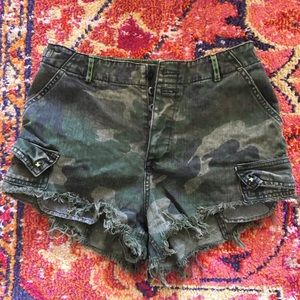 Free People Camo shorts-~